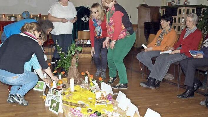 Der Weltgebetstag in Steinwiesen fand in diesem Jahr erstmals im Pfarrsaal statt.  Foto: Susanne Deuerling