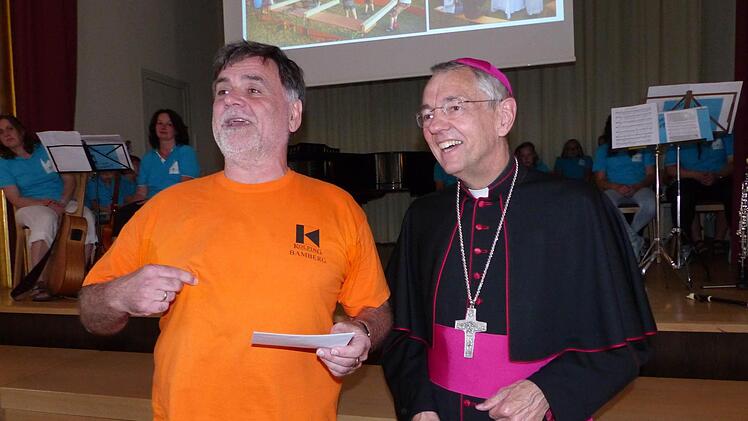 Der Bamberger Kolpingsmann Wolfgang Burgis nahm für seine Gruppe "Vater-Kind-Zeltlager" das Preisgeld entgegen. Foto: Bärbel Meister