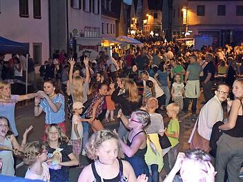 Die Jugend hatte beim Moonlightfestival in der Hollfelder Innenstadt viel Spa&szlig;. Foto: Gerhard Leikam