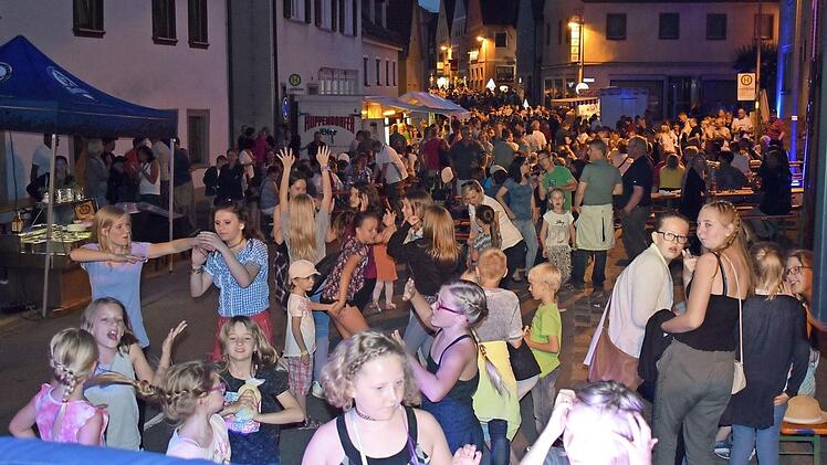 Die Jugend hatte beim Moonlightfestival in der Hollfelder Innenstadt viel Spa&szlig;. Foto: Gerhard Leikam