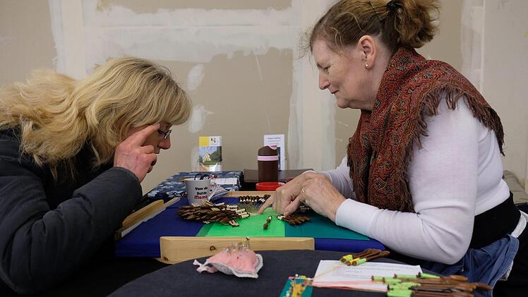 Leentje van Hoeck (rechts) zeigt Elfriede Böck, wie das Klöppeln geht. Foto: Gerd Schaar