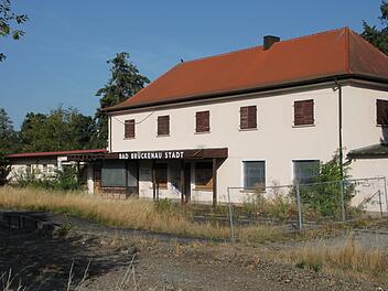 Im Jahr 2005 wurde die Bahnstrecke durchs Sinntal stillgelegt. Nun hat die Stadt Bad Brückenau den Bahnhof gekauft. Foto: Ulrike Müller