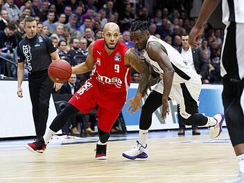 Maurice Stuckey (links) zieht am Hamburger Rene Kindzeka vorbei. Der Bamberger Flügelspieler brachte viel Energie aufs Parkett und kam auf acht Punkte. Foto: imago