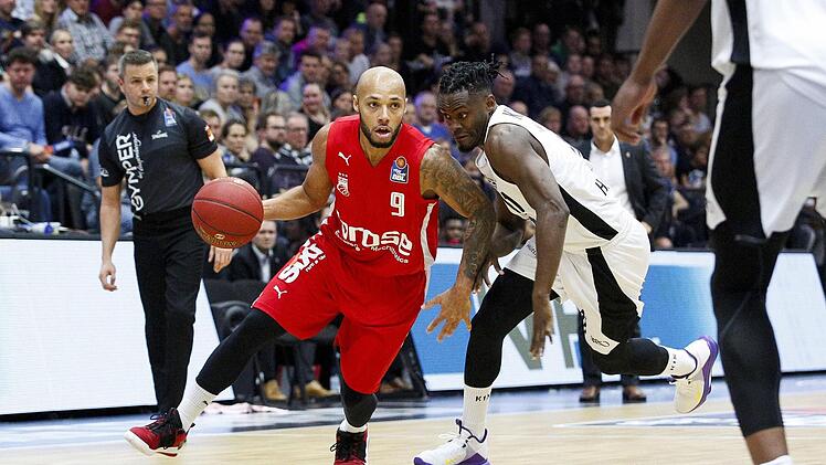 Maurice Stuckey (links) zieht am Hamburger Rene Kindzeka vorbei. Der Bamberger Flügelspieler brachte viel Energie aufs Parkett und kam auf acht Punkte. Foto: imago