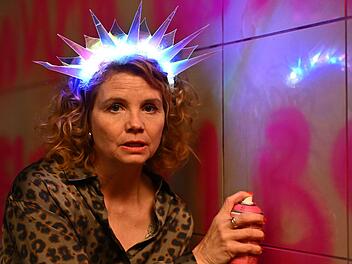 Frier und Fünfzig - Am Ende meiner Tage Ein bisschen sind die Wechseljahre wie die Pubertät, sagt Annette Frier. Da macht man schon mal verrückte Sachen - und stellt vor allem alles infrage. Ihre Serie zum Thema, "Frier und Fünfzig - Am Ende meiner Tage", startet nun bei Joyn und ist später bei SAT.1 zu sehen.