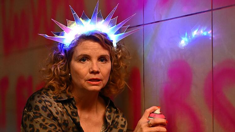 Ein bisschen sind die Wechseljahre wie die Pubertät, sagt Annette Frier. Da macht man schon mal verrückte Sachen - und stellt vor allem alles infrage. Ihre Serie zum Thema, "Frier und Fünfzig - Am Ende meiner Tage", startet nun bei Joyn und ist später bei SAT.1 zu sehen.