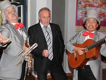 Die heimlichen Stars der zweiten Franken-Kulinaria:  das Duo "Solemio" mit Giampero Lucchini (links) und  David Bermudez, verstärkt durch Carlo Battistella, der beim weltberühmten "O sole mio"mitsingt und sich hinterher als "Pavarotti von Kulmbach" (Lucchini)   feiern lassen darf. Foto: Barbara Herbst