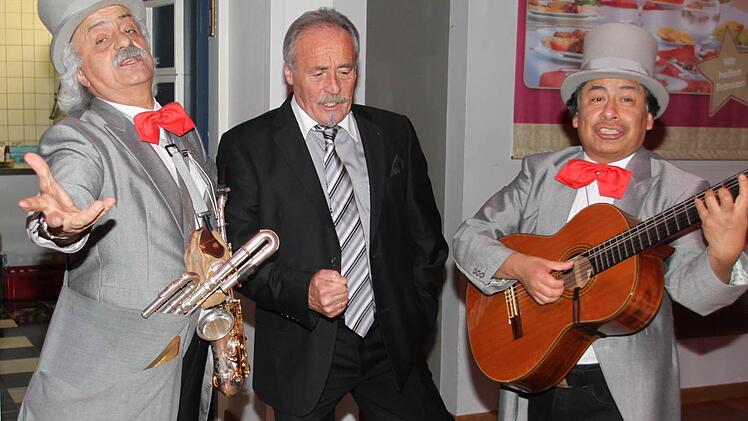 Die heimlichen Stars der zweiten Franken-Kulinaria:  das Duo "Solemio" mit Giampero Lucchini (links) und  David Bermudez, verstärkt durch Carlo Battistella, der beim weltberühmten "O sole mio"mitsingt und sich hinterher als "Pavarotti von Kulmbach" (Lucchini)   feiern lassen darf. Foto: Barbara Herbst