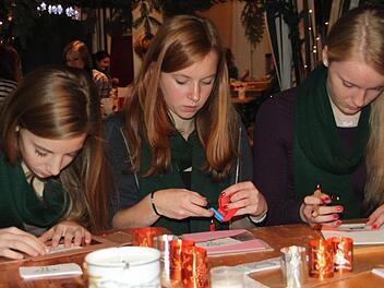 Filigrane Weihnachtslichter aus Kupferfolie basteln im Kinderadventsdorf in der Alten Spinnerei (von links) Verena Kühn, Annika Engelhardt und Nicole Schmidt. Fotos: Dagmar Besand