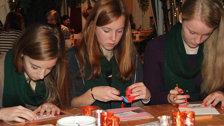 Filigrane Weihnachtslichter aus Kupferfolie basteln im Kinderadventsdorf in der Alten Spinnerei (von links) Verena Kühn, Annika Engelhardt und Nicole Schmidt. Fotos: Dagmar Besand