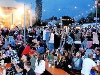 Fröhlich und friedlich feierten zehntausende Besucher beim 25. Weinfest in Sand. Die Polizei zog eine positive Bilanz.  Foto: Alfons Beuerlein