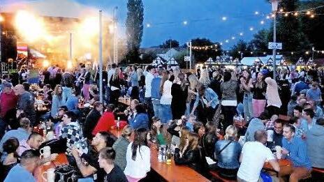 Fröhlich und friedlich feierten zehntausende Besucher beim 25. Weinfest in Sand. Die Polizei zog eine positive Bilanz.  Foto: Alfons Beuerlein