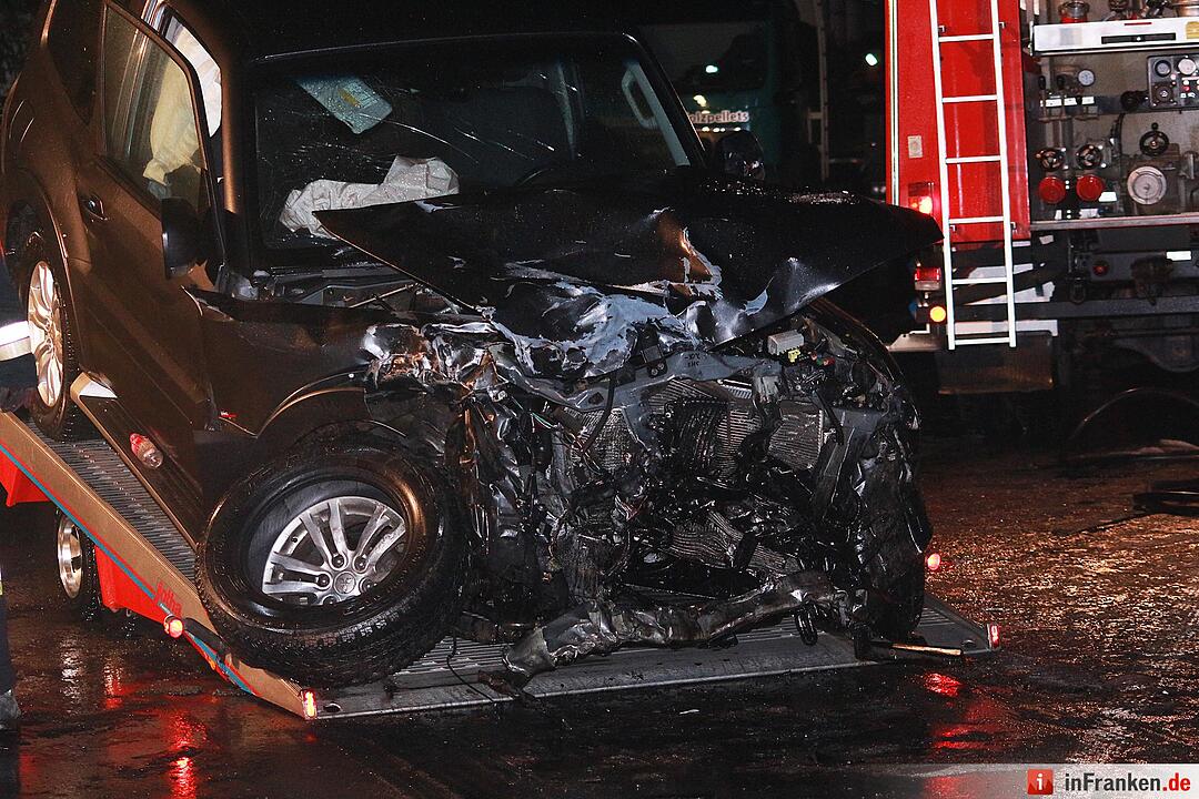 Drei Verletzte bei Unfall auf ploetzlich winterglatten Bundesstrasse