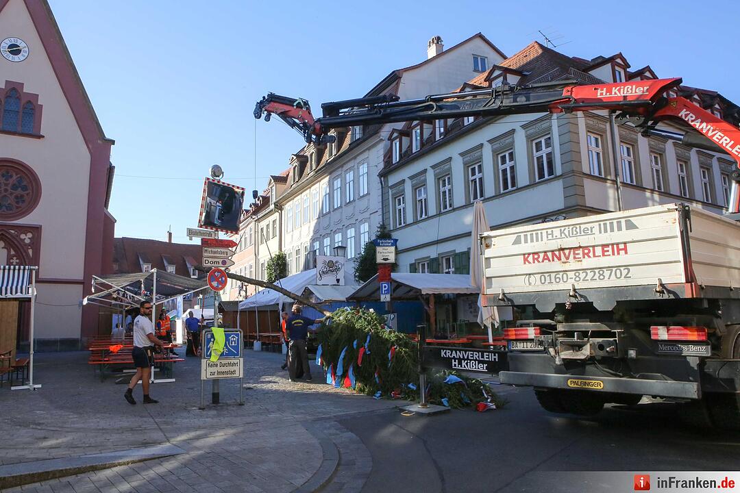 Bereits am Donnerstagmorgen wurde der Kerwabaum der Sandkerwa 2016 aufgestellt