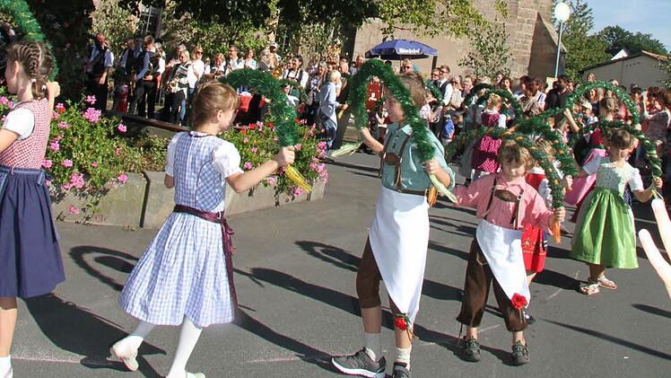 Der Tanz der Lindenkinder war auch in diesem Jahr der absolute Höhepunkt der Mangersreuther Kerwa. Foto: Sonny Adam