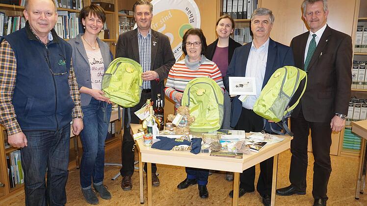 Der Inhalt des Jubiläumsrucksacks aus dem Jubiläumsjahr des Biosphärenreservats wurde verlost. Das Bild zeigt von links: Michael Geier, Kerstin Seegräber, Torsten Raab, Monika Warmuth, Julia Rösch, Karl-Friedrich Abe und Dr. Hubert Baier. Foto: Marion Eckert