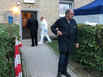 Ermittler der Hofer Polizei vor einem Reihenhaus in Wunsiedel, in dem am Donnerstag (15. Juni) eine Frau tot in ihrer Wohnung aufgefunden wurde. Wegen der massiven Verletzungen am Leichnam geht die Polizei von einem Gewaltverbrechen aus. Foto: News5/ Fricke