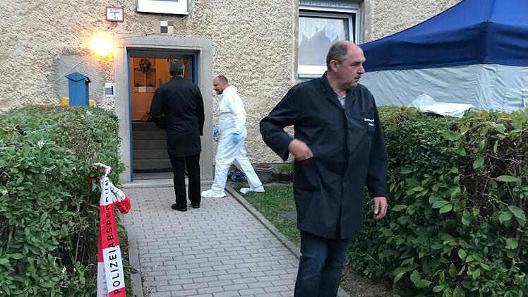 Ermittler der Hofer Polizei vor einem Reihenhaus in Wunsiedel, in dem am Donnerstag (15. Juni) eine Frau tot in ihrer Wohnung aufgefunden wurde. Wegen der massiven Verletzungen am Leichnam geht die Polizei von einem Gewaltverbrechen aus. Foto: News5/ Fricke