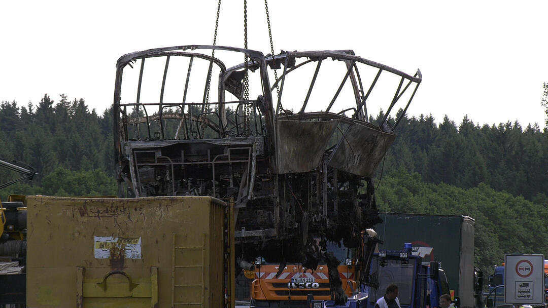 Busunglück Münchberg: Buswrack von A9 geborgen