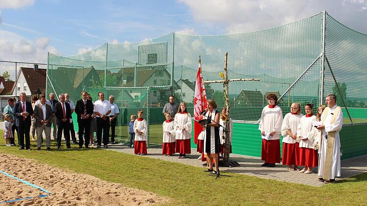 An drei Stationen sprachen Pfarrerin Angelika Steinbauer (vor dem Kreuz) und Pfarrer Wolfgang Schmidt (rechts) Segensworte. Im Hintergrund das Soccer-Feld, im Vordergrund der Beachvolleyplatz