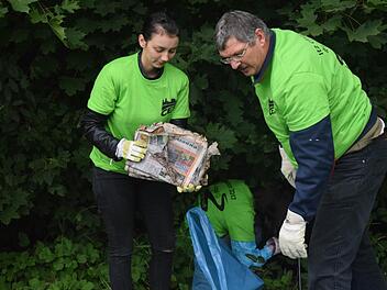 Da staunen Jacqueline Meier und Peter Engelhardt nicht schlecht: Einen ganzen Packen Anzeigenblätter holen sie aus dem Gebüsch nahe der Itz. Foto: Daniela Pondelicek
