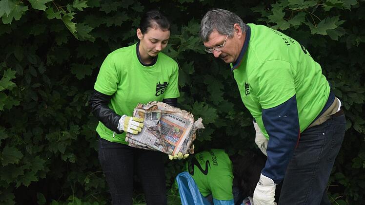 Da staunen Jacqueline Meier und Peter Engelhardt nicht schlecht: Einen ganzen Packen Anzeigenblätter holen sie aus dem Gebüsch nahe der Itz. Foto: Daniela Pondelicek
