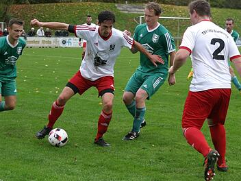 Staffelsteins Zapf (am Ball) hat es mit zwei Ebernern, Gra&szlig; (l.) und J. Fischer, zu tun. Bastian Fertsch kommt ihm zur Hilfe.  Foto: Wolfgang Dietz