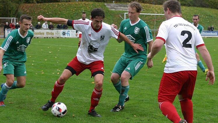 Staffelsteins Zapf (am Ball) hat es mit zwei Ebernern, Gra&szlig; (l.) und J. Fischer, zu tun. Bastian Fertsch kommt ihm zur Hilfe.  Foto: Wolfgang Dietz