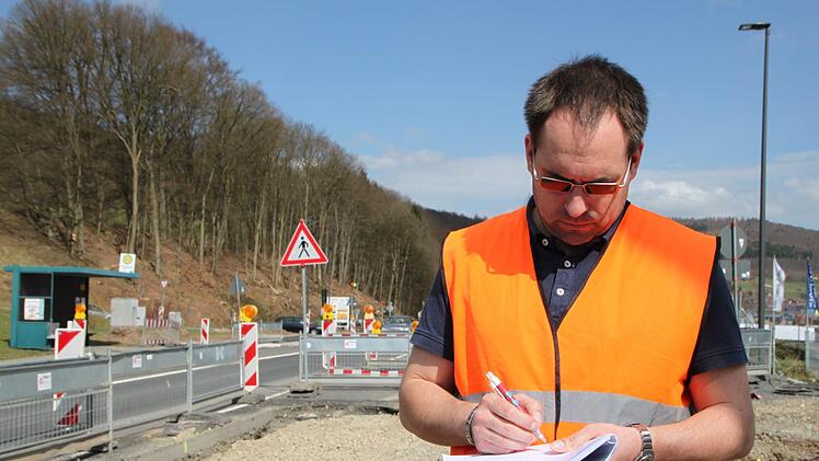 Gerhard Schwarzer vom Ingenieurbüro Alka aus Haßfurt schaut nach dem Baufortschritt. Foto: Ulrike Müller