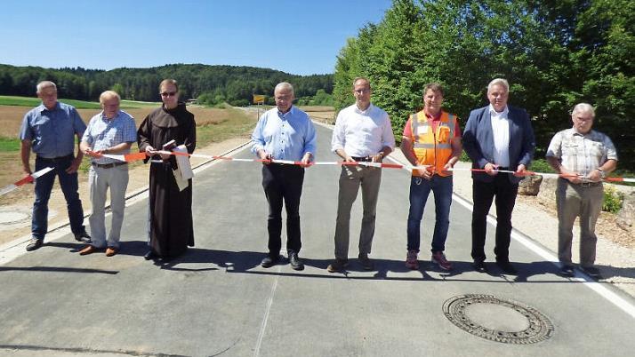 Mit dem Banddurchschneiden am Ortsausgang von Leutzdorf gaben Bürgermeister Hanngörg Zimmermann, seine Stellvertreter Georg Bauernschmidt und Manfred Hänchen, Pfarrer Ludwig Mazur und Vertreter des Planungsbüros und der Baufirma die Straße für den Verkehr frei.  Foto: Thomas Weichert