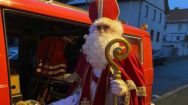Mit dem Feuerwehrauto fuhr der Nikolaus durch Pfaffenhausen. Larissa Heim