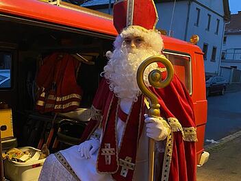 Mit dem Feuerwehrauto fuhr der Nikolaus durch Pfaffenhausen. Larissa Heim