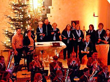 Der Musikverein Kehlbach, der Gesangverein „Waldfriede“ und das Duo Kristin & Markus traten beim traditionellen Weihnachtskonzert in der Kehlbacher Marienkirche auf.
