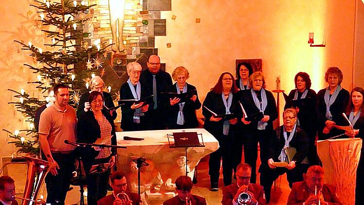 Der Musikverein Kehlbach, der Gesangverein „Waldfriede“ und das Duo Kristin & Markus traten beim traditionellen Weihnachtskonzert in der Kehlbacher Marienkirche auf.