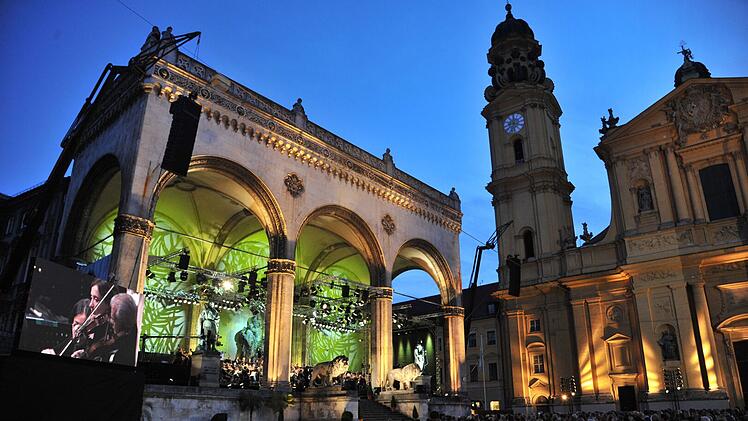 Seit dem Millenniumsjahr 2000 ist der Odeonsplatz mit seinem stimmungsvollen mediterranen Flair an zwei Abenden die Kulisse f&uuml;r M&uuml;nchens gr&ouml;&szlig;tes klassisches Open-Air-Konzert "Klassik am Odeonsplatz".