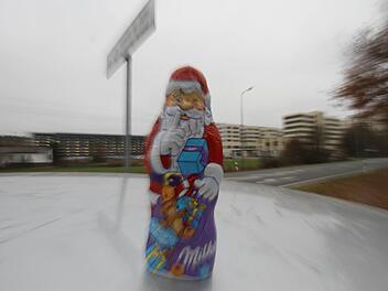 Der Weihnachtsmann hat gut lachen, er muss bei  Schaeffler  das ganze Jahr über draußen bleiben. Foto: Michael Busch