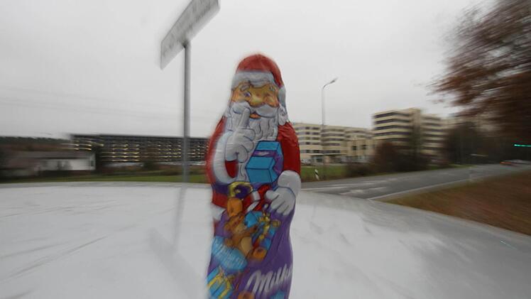 Der Weihnachtsmann hat gut lachen, er muss bei  Schaeffler  das ganze Jahr über draußen bleiben. Foto: Michael Busch