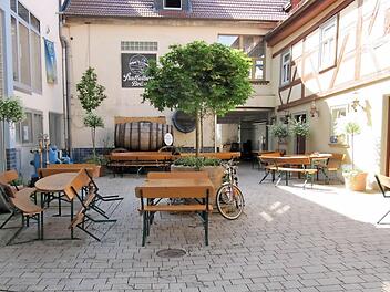 Rund 100 qm groß ist die Fläche des neu gestalteten Brauereihofes in Loffeld - auch hier gelten die "Biergarten-Richtlinien". Fotos: Monika Schütz