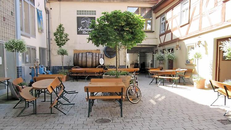 Rund 100 qm groß ist die Fläche des neu gestalteten Brauereihofes in Loffeld - auch hier gelten die "Biergarten-Richtlinien". Fotos: Monika Schütz