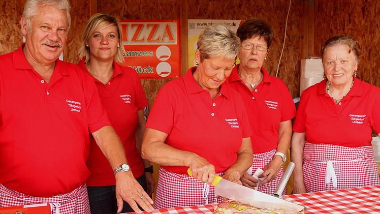 Bianka Kaden (Zweite von links) mit ihren Helfern vom Gesangverein am Pizzastand. Im Bild von links: Werner Geisel, Bianka Kaden, Inge Ullrich, Monika Hofmann und Rita Zenglein. Foto: Günther Geiling