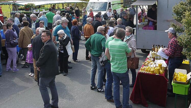 Impressionen vom ersten "Grüber Markttag" Foto: Berthold Köhler
