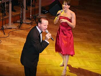 Roger Pabst und Lady Peppi überzeugen als Frank und Nancy Sinatra. Foto: Werner Vogel