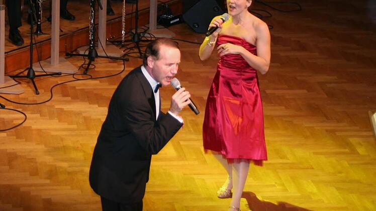 Roger Pabst und Lady Peppi überzeugen als Frank und Nancy Sinatra. Foto: Werner Vogel