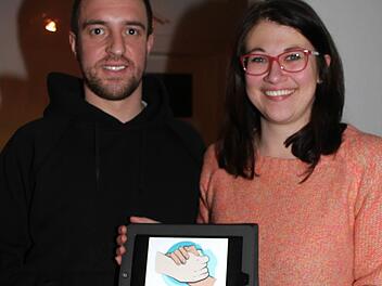 Der neue Verein "Kulmbach ist bunt" - links Vorsitzender Sertan Polat, rechts seine Stellvertreterin Julia Brückner - versteht sich als Netzwerk für die Helfer und will die Integration von Flüchtlingen fördern. Foto: Sonja Adam