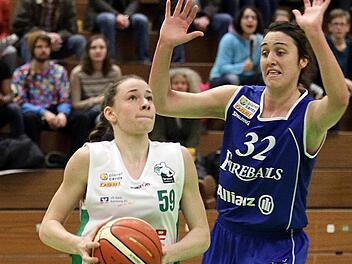 Julia F&ouml;rner (l.) zieht an der Bad Aiblingerin Lindsay Sherbert vorbei. Fotos: sportpress