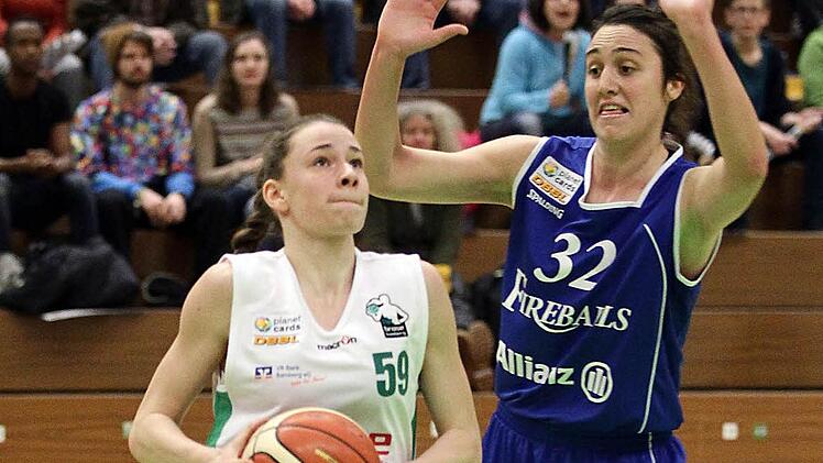 Julia F&ouml;rner (l.) zieht an der Bad Aiblingerin Lindsay Sherbert vorbei. Fotos: sportpress