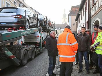 Ortstermin mit den Vertretern der Verkehrsbehörden. Fahrzeuge und Fußgänger müssen in der Ortsdurchfahrt mit wenig Platz auskommen. Für Probleme sorgt vor allem der Lkw-Verkehr. Begegnen sich zwei Brummis, muss einer oft auf den Gehweg ausweichen. Foto: Barbara Herbst