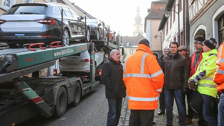 Ortstermin mit den Vertretern der Verkehrsbehörden. Fahrzeuge und Fußgänger müssen in der Ortsdurchfahrt mit wenig Platz auskommen. Für Probleme sorgt vor allem der Lkw-Verkehr. Begegnen sich zwei Brummis, muss einer oft auf den Gehweg ausweichen. Foto: Barbara Herbst