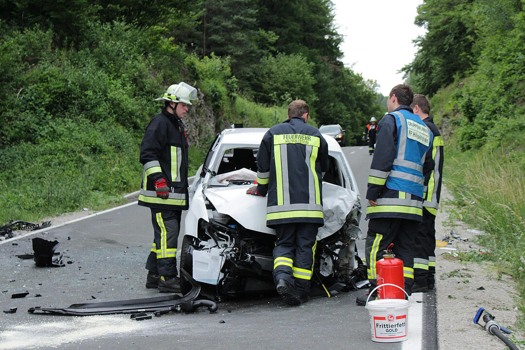 Kreis Forchheim: Autos kollidieren frontal auf B2 bei Betzenstein
