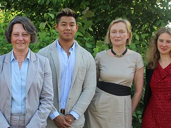Die Leiterin der Bad Kissinger Berufsschule, Karin Maywald (links), ihre Stellvertreterin Christine Götz (rechts) und Lehrerin Dorothea Heuer-Kretschmer gratulieren Anh-Tu Lam (2.v.l.) zum Fachabitur mit 1,0.  Foto: Werner Vogel